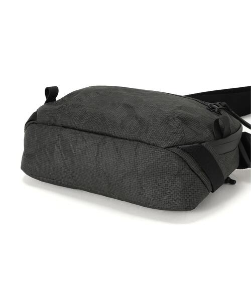Aer(エアー)の「Aer(エアー)Day Sling 4 Ultra AER-28072(ボディバッグ/ウエストポーチ・メンズ・ブラック・F)」の11枚目の写真