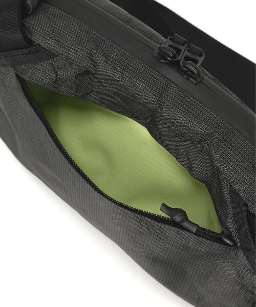 Aer(エアー)の「Aer(エアー)Day Sling 4 Ultra AER-28072(ボディバッグ/ウエストポーチ・メンズ・ブラック・F)」の14枚目の写真