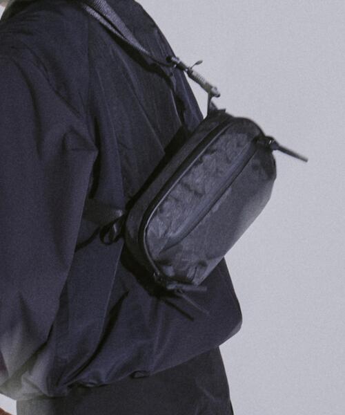 Aer(エアー)の「Aer(エアー)Day Sling 4 Ultra AER-28072(ボディバッグ/ウエストポーチ・メンズ・ブラック・F)」の15枚目の写真