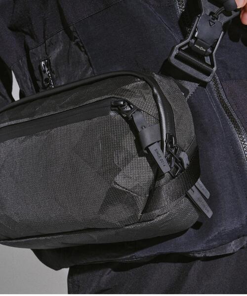 Aer(エアー)の「Aer(エアー)Day Sling 4 Ultra AER-28072(ボディバッグ/ウエストポーチ・メンズ・ブラック・F)」の16枚目の写真