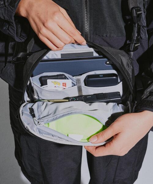 Aer(エアー)の「Aer(エアー)Day Sling 4 Ultra AER-28072(ボディバッグ/ウエストポーチ・メンズ・ブラック・F)」の17枚目の写真