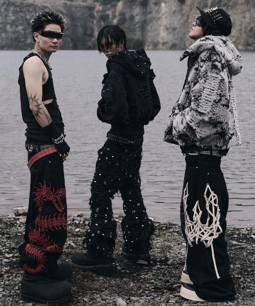 UNIZ(ユニズ)の「【UNIZ】Rogue Distressed Zip Jacket / 【ユニズ】ダメージデニムジップパーカー(パーカー・メンズ・ブラック・01/00)」の2枚目の写真