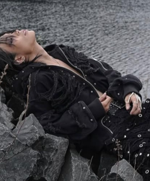 UNIZ(ユニズ)の「【UNIZ】Rogue Distressed Zip Jacket / 【ユニズ】ダメージデニムジップパーカー(パーカー・メンズ・ブラック・01/00)」の4枚目の写真