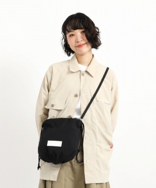 Manhattan Portage（マンハッタンポーテージ）の「Rose Hill Drawstring Bag Padded Polyester Poplin（ショルダーバッグ・レディース・ブラック・X-SMALL）」の8枚目の写真