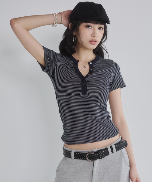 ENVYM(アンビー)の「ヘンリーVネックボーダートップス(Tシャツ/カットソー・レディース・ホワイト/ネイビー/ブラック/レッド・FREE)」の3枚目の写真