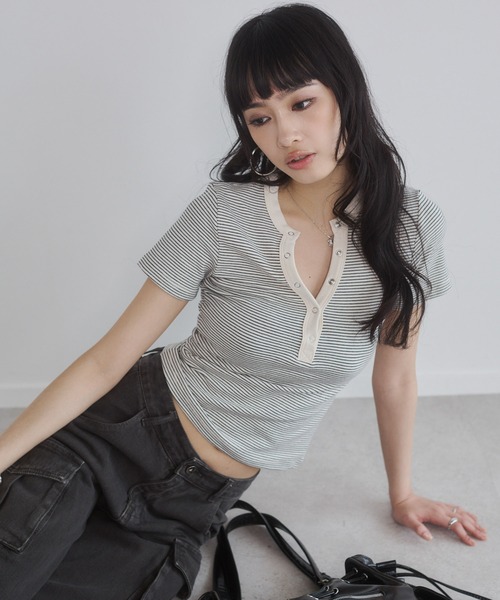ENVYM(アンビー)の「ヘンリーVネックボーダートップス(Tシャツ/カットソー・レディース・ホワイト/ネイビー/ブラック/レッド・FREE)」の1枚目の写真
