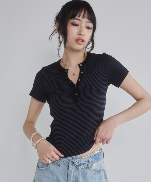 ENVYM(アンビー)の「ヘンリーVネックボーダートップス(Tシャツ/カットソー・レディース・ホワイト/ネイビー/ブラック/レッド・FREE)」の2枚目の写真