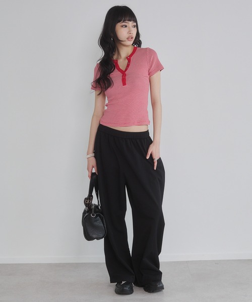 ENVYM(アンビー)の「ヘンリーVネックボーダートップス(Tシャツ/カットソー・レディース・ホワイト/ネイビー/ブラック/レッド・FREE)」の9枚目の写真