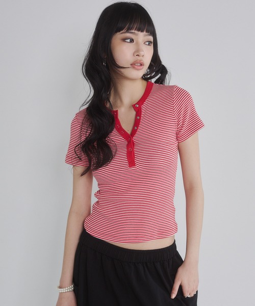 ENVYM(アンビー)の「ヘンリーVネックボーダートップス(Tシャツ/カットソー・レディース・ホワイト/ネイビー/ブラック/レッド・FREE)」の6枚目の写真