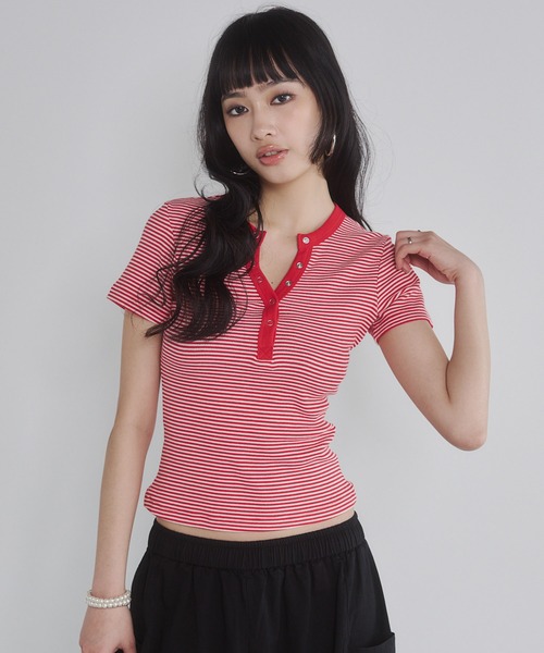 ENVYM(アンビー)の「ヘンリーVネックボーダートップス(Tシャツ/カットソー・レディース・ホワイト/ネイビー/ブラック/レッド・FREE)」の7枚目の写真