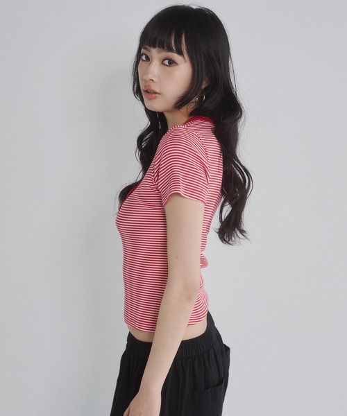 ENVYM(アンビー)の「ヘンリーVネックボーダートップス(Tシャツ/カットソー・レディース・ホワイト/ネイビー/ブラック/レッド・FREE)」の8枚目の写真