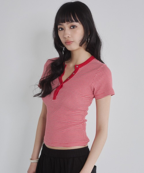 ENVYM(アンビー)の「ヘンリーVネックボーダートップス(Tシャツ/カットソー・レディース・ホワイト/ネイビー/ブラック/レッド・FREE)」の5枚目の写真