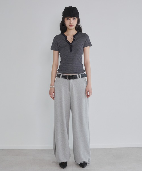 ENVYM(アンビー)の「ヘンリーVネックボーダートップス(Tシャツ/カットソー・レディース・ホワイト/ネイビー/ブラック/レッド・FREE)」の18枚目の写真