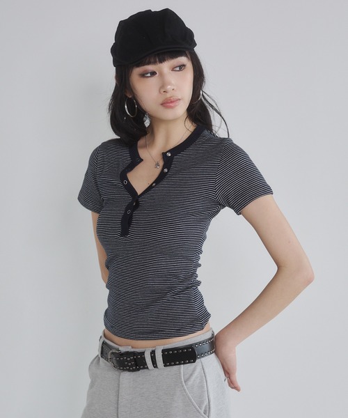 ENVYM(アンビー)の「ヘンリーVネックボーダートップス(Tシャツ/カットソー・レディース・ホワイト/ネイビー/ブラック/レッド・FREE)」の12枚目の写真