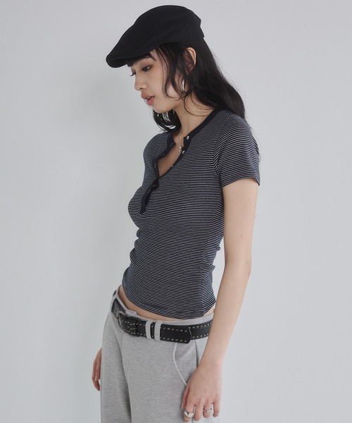 ENVYM(アンビー)の「ヘンリーVネックボーダートップス(Tシャツ/カットソー・レディース・ホワイト/ネイビー/ブラック/レッド・FREE)」の13枚目の写真