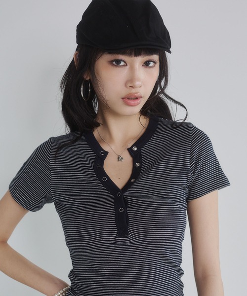 ENVYM(アンビー)の「ヘンリーVネックボーダートップス(Tシャツ/カットソー・レディース・ホワイト/ネイビー/ブラック/レッド・FREE)」の14枚目の写真