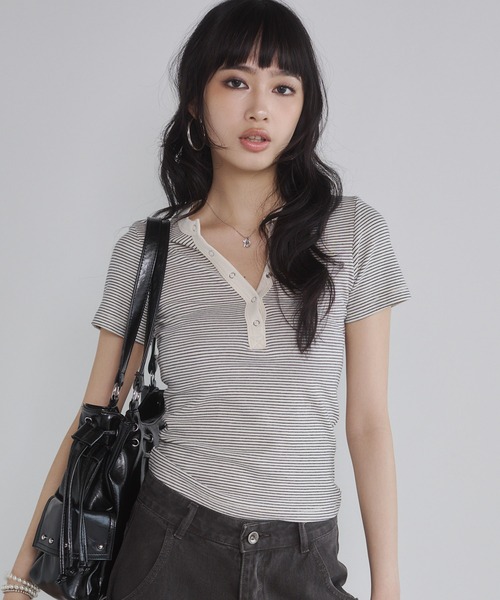 ENVYM(アンビー)の「ヘンリーVネックボーダートップス(Tシャツ/カットソー・レディース・ホワイト/ネイビー/ブラック/レッド・FREE)」の21枚目の写真