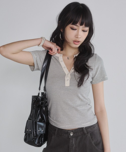 ENVYM(アンビー)の「ヘンリーVネックボーダートップス(Tシャツ/カットソー・レディース・ホワイト/ネイビー/ブラック/レッド・FREE)」の22枚目の写真