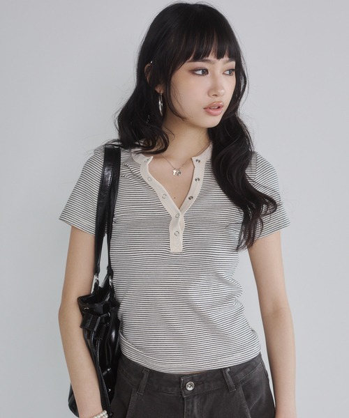 ENVYM(アンビー)の「ヘンリーVネックボーダートップス(Tシャツ/カットソー・レディース・ホワイト/ネイビー/ブラック/レッド・FREE)」の20枚目の写真