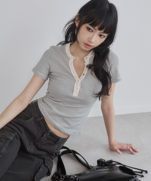 ENVYM(アンビー)の「ヘンリーVネックボーダートップス(Tシャツ/カットソー・レディース・ホワイト/ネイビー/ブラック/レッド・FREE)」の19枚目の写真