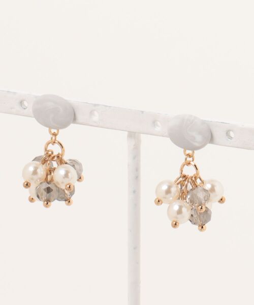 tone(トーン)の「【atelier*mio】ポリマークレイ × miniパールビジュー costume jewelry ピアス(ピアス(両耳用)・レディース・ブラック/ベージュ/グレー・FREE)」の2枚目の写真