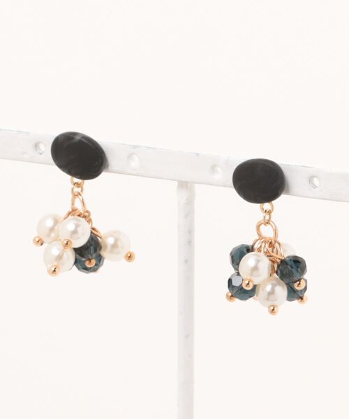 tone(トーン)の「【atelier*mio】ポリマークレイ × miniパールビジュー costume jewelry ピアス(ピアス(両耳用)・レディース・ブラック/ベージュ/グレー・FREE)」の1枚目の写真