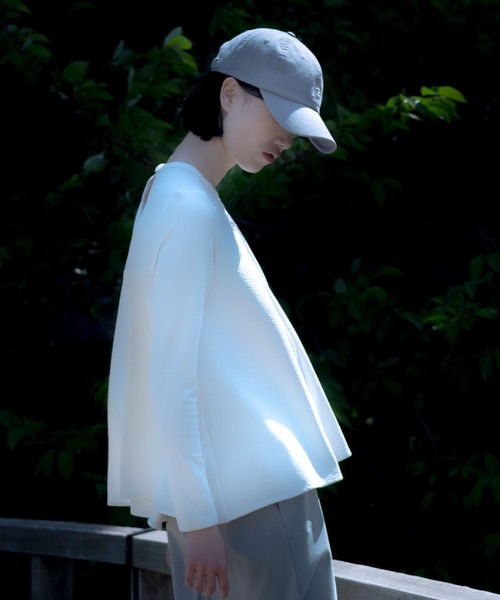 NEW BALANCE(ニューバランス)の「NB GREY フレアロングスリーブトップ(Tシャツ/カットソー・レディース・オフホワイト/チャコールグレー・X-LARGE/LARGE/MEDIUM/SMALL/X-SMALL)」の1枚目の写真