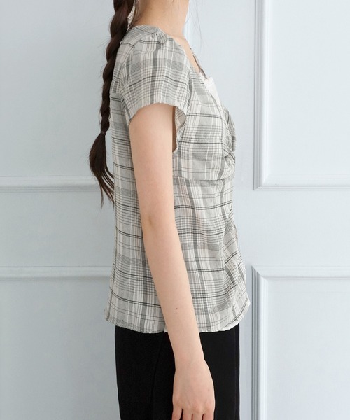 by muni:r(バイ ムニール)の「レースレイヤード風 チェックツイストブラウス/2026 AW COLLECTION(シャツ/ブラウス・レディース・ブラック/ベージュ・FREE)」の8枚目の写真