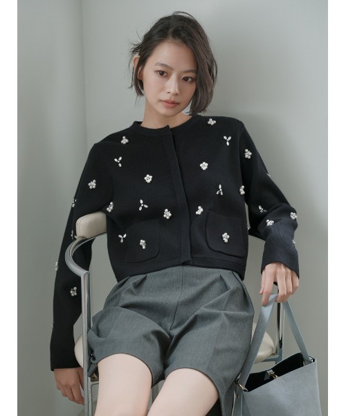 FRAY I.D(フレイアイディー)の「【ウォッシャブル】ビジューニットジャケット(ノーカラージャケット・レディース・ブラック/ホワイト/ブルー・F)」の1枚目の写真