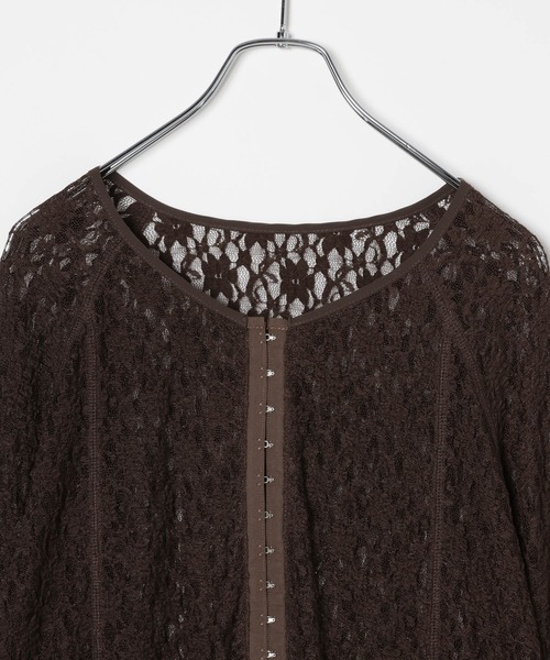 LEPSIM(レプシィム)の「フロントホックレース長袖プルオーバー 840096(Tシャツ/カットソー・レディース・ブラック/アイボリー/ブラウン・FREE)」の4枚目の写真