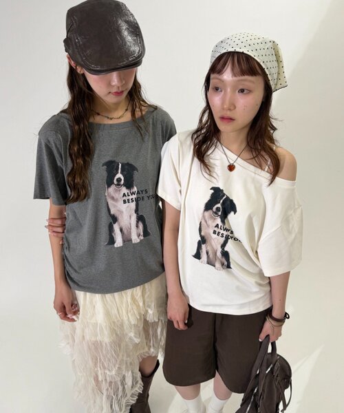 w closet(ダブルクローゼット)の「ワンショルDOGTシャツ(Tシャツ/カットソー・レディース・チャコールグレー/アイボリー・FREE)」の2枚目の写真