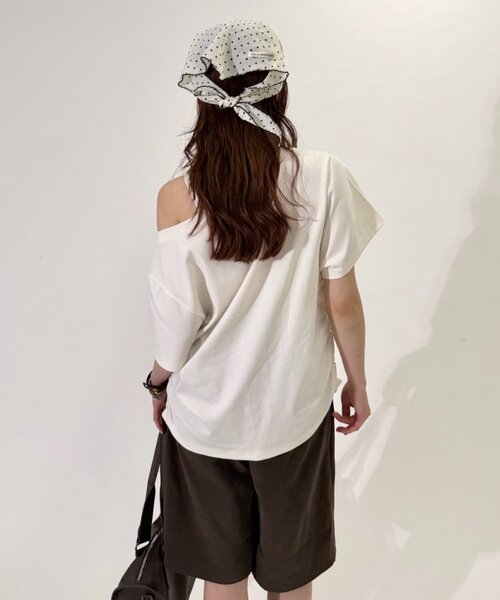 w closet(ダブルクローゼット)の「ワンショルDOGTシャツ(Tシャツ/カットソー・レディース・チャコールグレー/アイボリー・FREE)」の5枚目の写真