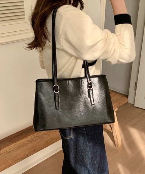 yuue' ( wear )(ユーイ)の「ロングハンドルスクエアショルダーバッグ/通勤通学/オフィスバッグ(ショルダーバッグ・レディース・ブラック/ダークブラウン・FREE)」の6枚目の写真