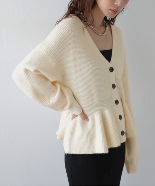 AMELY(エミリー)の「ペプラムVネック ニットカーディガン/羽織り/トップス/リブニット(カーディガン/ボレロ・レディース・ブラック/ベージュ/ブラウン/グレー・フリー)」の4枚目の写真