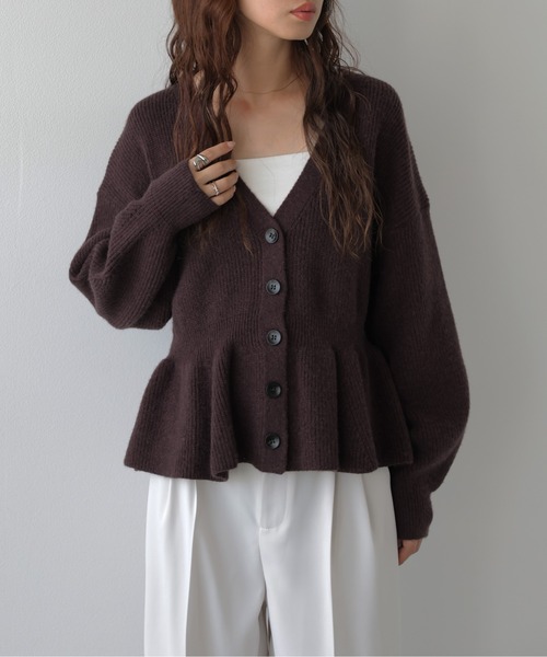 AMELY(エミリー)の「ペプラムVネック ニットカーディガン/羽織り/トップス/リブニット(カーディガン/ボレロ・レディース・ブラック/ベージュ/ブラウン/グレー・フリー)」の1枚目の写真