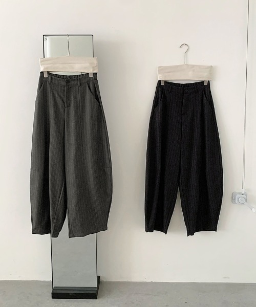 COCOMOMO(ココモモ)の「ピンストライプバレルレッグパンツ コクーンパンツ ストライプ バレルレッグ パンツ スラックス ワイドパンツ ワイドスラックス オフィス オフィスカジュアル 綺麗め カジュアル ボトムス(その他パンツ・レディース・ブラック/ダークグレー・L/M)」の18枚目の写真