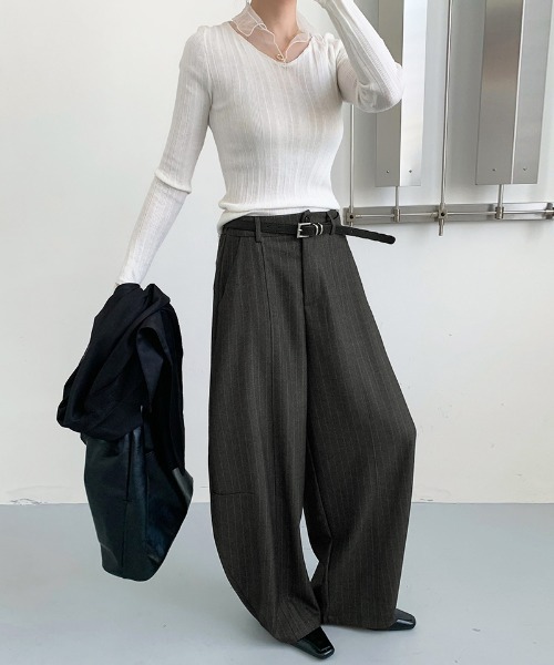COCOMOMO(ココモモ)の「ピンストライプバレルレッグパンツ コクーンパンツ ストライプ バレルレッグ パンツ スラックス ワイドパンツ ワイドスラックス オフィス オフィスカジュアル 綺麗め カジュアル ボトムス(その他パンツ・レディース・ブラック/ダークグレー・L/M)」の11枚目の写真