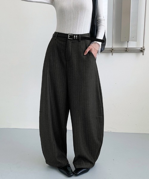 COCOMOMO(ココモモ)の「ピンストライプバレルレッグパンツ コクーンパンツ ストライプ バレルレッグ パンツ スラックス ワイドパンツ ワイドスラックス オフィス オフィスカジュアル 綺麗め カジュアル ボトムス(その他パンツ・レディース・ブラック/ダークグレー・L/M)」の15枚目の写真