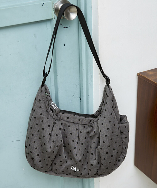 GAP(ギャップ)の「PUBLUX × GAP/ギャップ 別注 中綿 ショルダーバッグ 限定展開(ショルダーバッグ・レディース・ブラック/ドット/チェック・ONE SIZE)」の2枚目の写真
