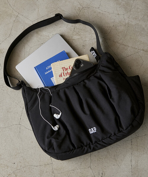 GAP(ギャップ)の「PUBLUX × GAP/ギャップ 別注 中綿 ショルダーバッグ 限定展開(ショルダーバッグ・レディース・ブラック/ドット/チェック・ONE SIZE)」の1枚目の写真