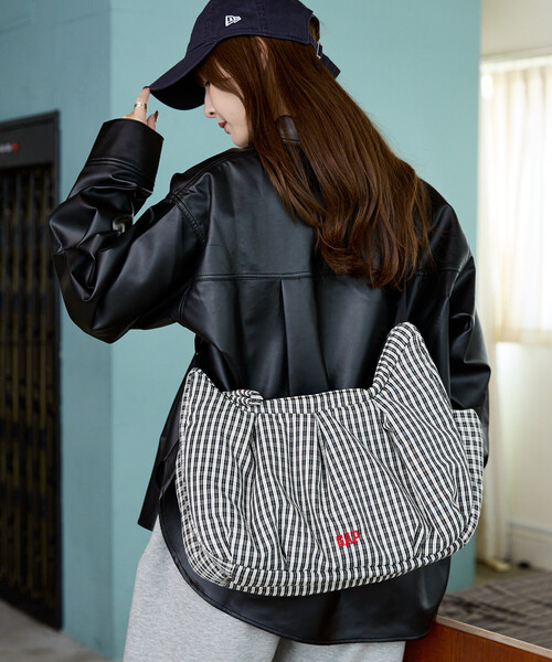 GAP(ギャップ)の「PUBLUX × GAP/ギャップ 別注 中綿 ショルダーバッグ 限定展開(ショルダーバッグ・レディース・ブラック/ドット/チェック・ONE SIZE)」の11枚目の写真