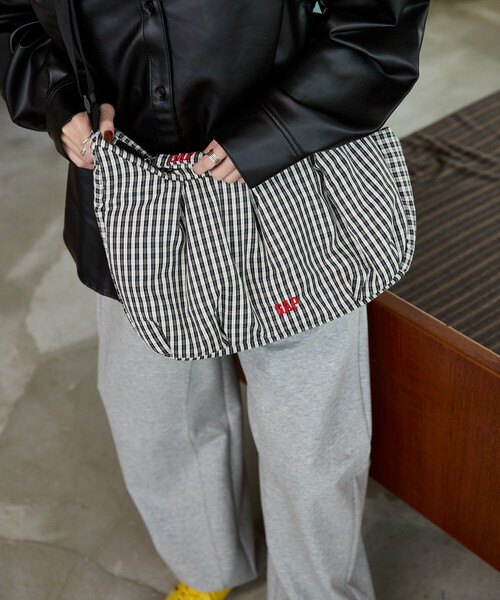 GAP(ギャップ)の「PUBLUX × GAP/ギャップ 別注 中綿 ショルダーバッグ 限定展開(ショルダーバッグ・レディース・ブラック/ドット/チェック・ONE SIZE)」の12枚目の写真