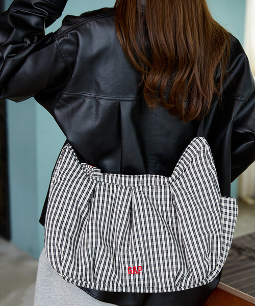 GAP(ギャップ)の「PUBLUX × GAP/ギャップ 別注 中綿 ショルダーバッグ 限定展開(ショルダーバッグ・レディース・ブラック/ドット/チェック・ONE SIZE)」の13枚目の写真