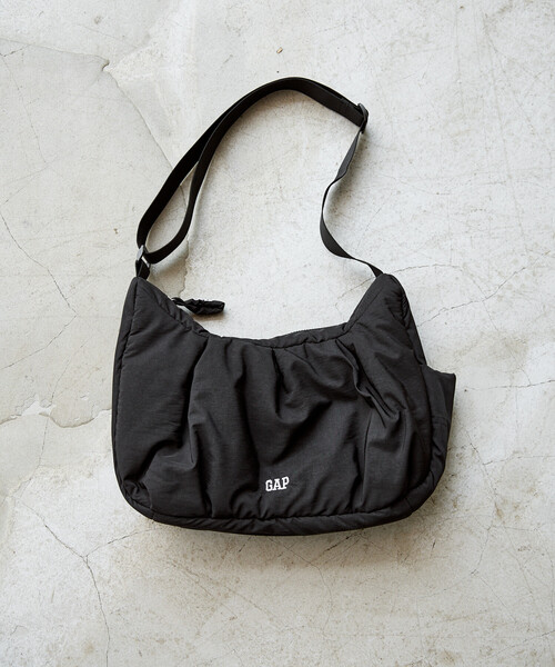 GAP(ギャップ)の「PUBLUX × GAP/ギャップ 別注 中綿 ショルダーバッグ 限定展開(ショルダーバッグ・レディース・ブラック/ドット/チェック・ONE SIZE)」の16枚目の写真