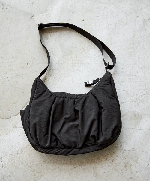 GAP(ギャップ)の「PUBLUX × GAP/ギャップ 別注 中綿 ショルダーバッグ 限定展開(ショルダーバッグ・レディース・ブラック/ドット/チェック・ONE SIZE)」の4枚目の写真