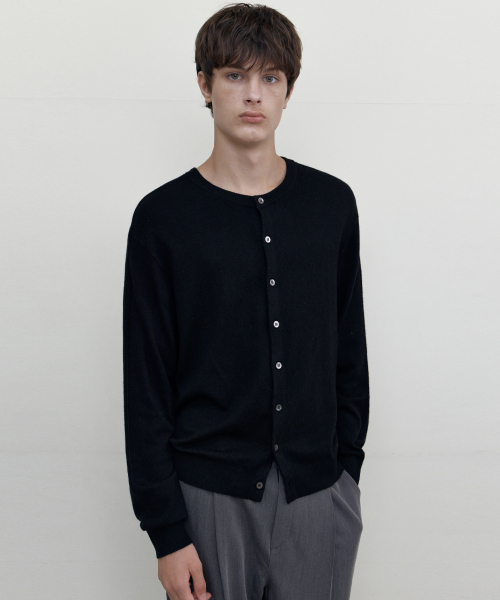 WEDNESDAY OASIS（ウェンズデーオアシス）の「ラムズウール ラウンドネック カーディガン_BLACK(WCB6KN88)（カーディガン/ボレロ・メンズ・ブラック・MEDIUM/LARGE）」の2枚目の写真