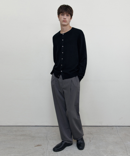 WEDNESDAY OASIS（ウェンズデーオアシス）の「ラムズウール ラウンドネック カーディガン_BLACK(WCB6KN88)（カーディガン/ボレロ・メンズ・ブラック・MEDIUM/LARGE）」の3枚目の写真
