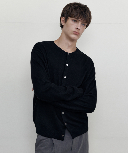 WEDNESDAY OASIS（ウェンズデーオアシス）の「ラムズウール ラウンドネック カーディガン_BLACK(WCB6KN88)（カーディガン/ボレロ・メンズ・ブラック・MEDIUM/LARGE）」の4枚目の写真