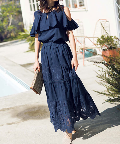 GeeRA（ジーラ）の「ブラウス＆刺しゅう入りロングスカートセット（セットアップ・レディース・オフホワイト/ネイビー・SMALL/MEDIUM/LARGE）」の2枚目の写真