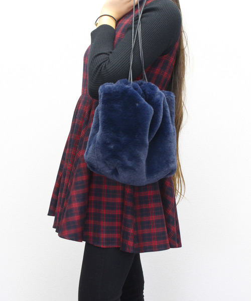 Beau're（ヴュレ）の「Beaure ビュレ フェイクファー 巾着バッグ L（ショルダーバッグ・レディース・グリーン/ネイビー/レオパード/ベージュ/グレー・FREE）」の4枚目の写真